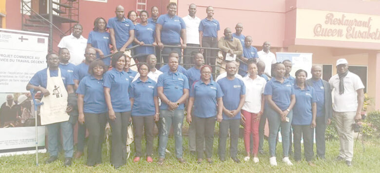 OIT Côte d'Ivoire photo avec les journalistes.