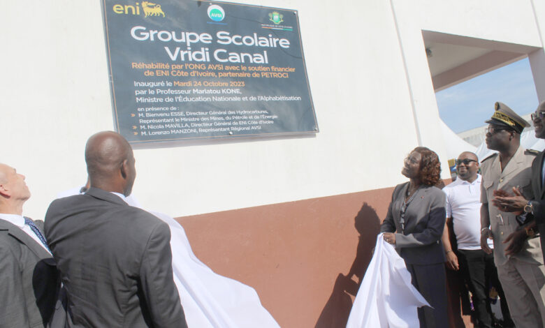 La découverte de la stèle par la ministre Mariatou Koné.
