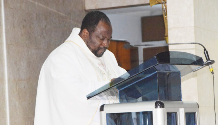 Donatien Lolo Curé de la paroisse cathédrale Saint André ,représentant de Monseigneur Jean Salomon Lezoutie