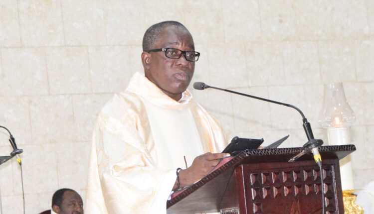 Le père célébrant François Kobenan, représentant de Monseigneur Boniface Ziri, évêque d&rsquo;Abengourou
